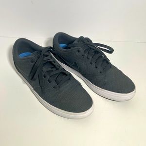 Nike Gray Men’s fashion tennis shoe size 9